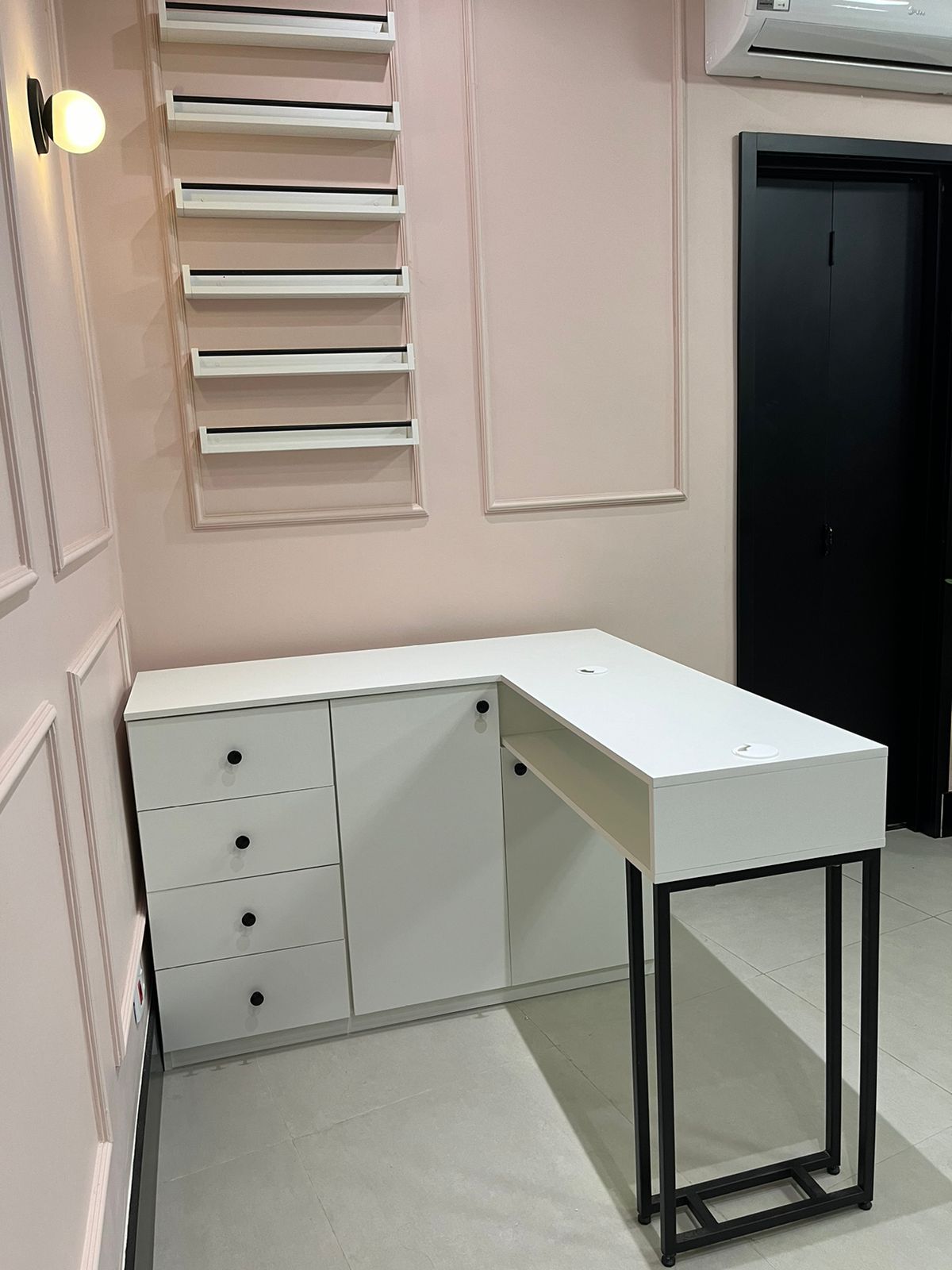 Esmalteria com mesa de manicure e expositor de esmaltes